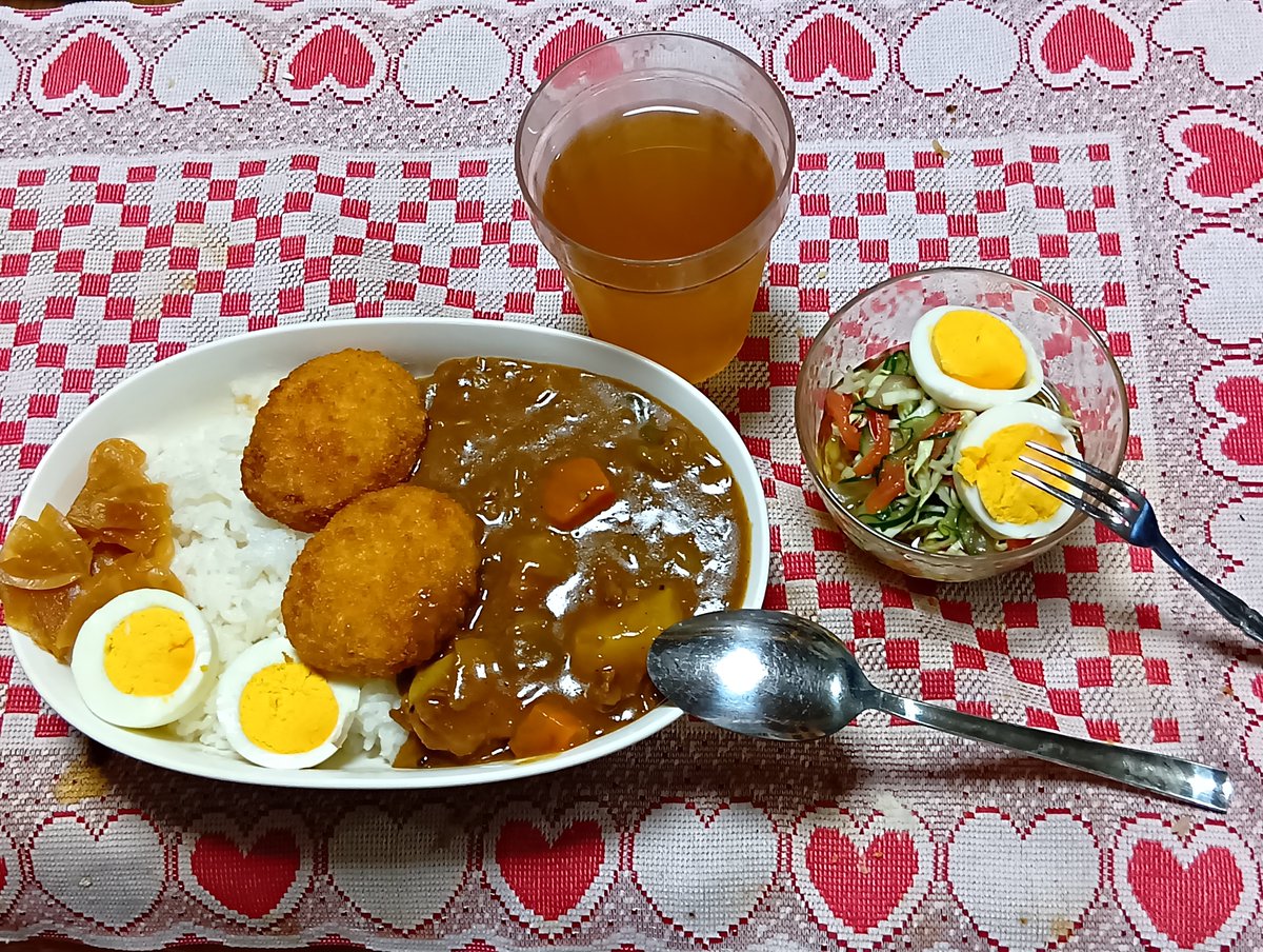 hir7148's tweet photo. 10日の夕飯は、仏様のお供え更新で和菓子などを食べたため無し。
11日は、筍飯のおにぎりと、赤だし。
12日はメンチカツカレー
と野菜サラダ。
13日はハンバーグカレーとわかめスープ。 https://t.co/2X9okSui5g
