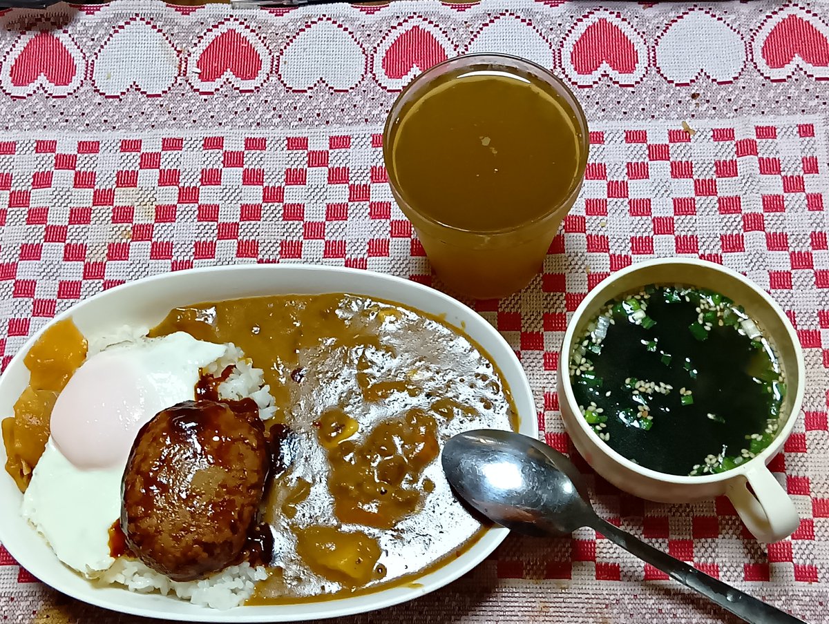 hir7148's tweet photo. 10日の夕飯は、仏様のお供え更新で和菓子などを食べたため無し。
11日は、筍飯のおにぎりと、赤だし。
12日はメンチカツカレー
と野菜サラダ。
13日はハンバーグカレーとわかめスープ。 https://t.co/2X9okSui5g