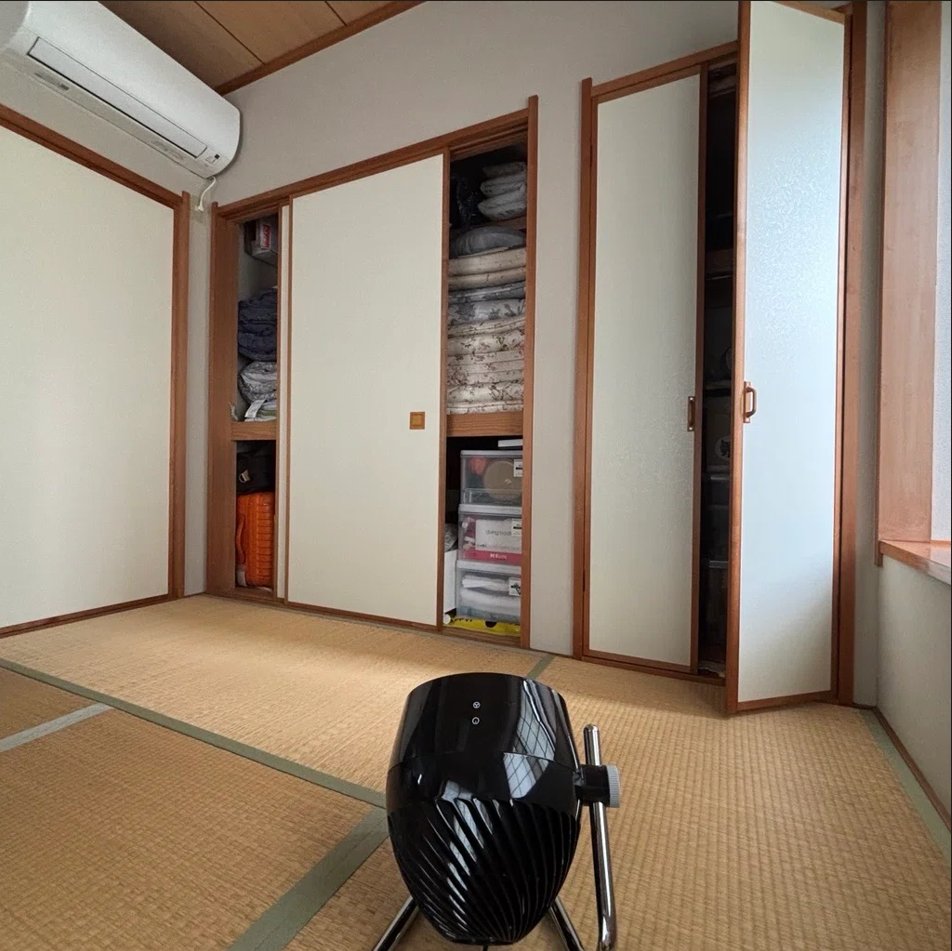 VornadoJ's tweet photo. 長雨の時期、気になるのは部屋干しだけではありません。

実は、押し入れやクローゼットも湿気がこもりやすい場所。

ボルネードのサーキュレーターで風を送り、こもった空気を動かすことも湿気対策のひとつです。

部屋干しとあわせて、収納スペースの湿気対策も。
商品モデル：PIVOT6-JP https://t.co/snDfmoM0sC