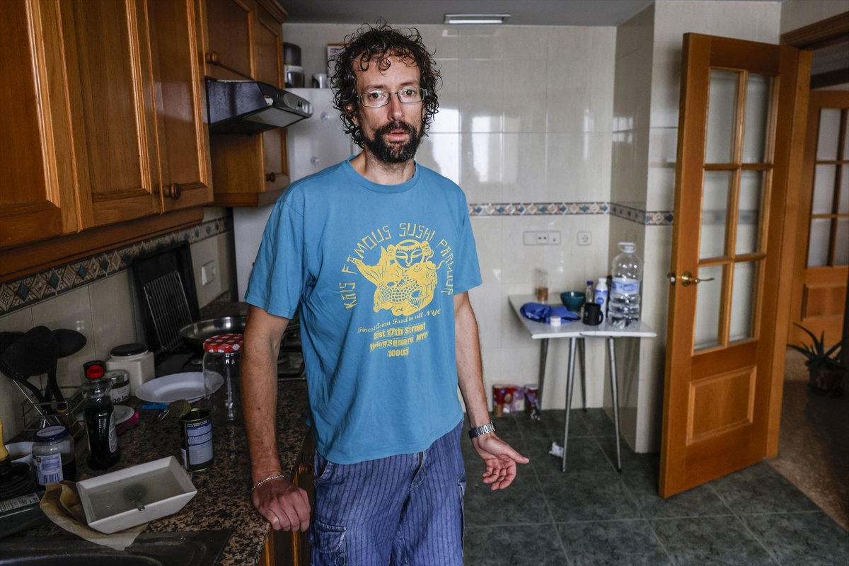 europapress's tweet photo. Una concentración trata de evitar el desahucio de Daniel González, profesor e investigador de la Universidad de Valencia. La protesta ha sido convocada en Burjassot por el Sindicat d'Habitatge https://t.co/J2NZw3Bl3f https://t.co/PxwUdoVkP0