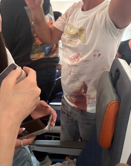 AuraMoner's tweet photo. Un copilot de FlyDubai en un vol a Tel-Aviv, 180 passatgers, 100 israelians, ha apunyalat el pilot per estavellar l’avió. Passatgers israelians i tripulants l’han reduït i han aconseguit aterrar a l’Aràbia Saudita.

Un altre “lluitador per la llibertat”.
 https://t.co/2XHkpgi4a6