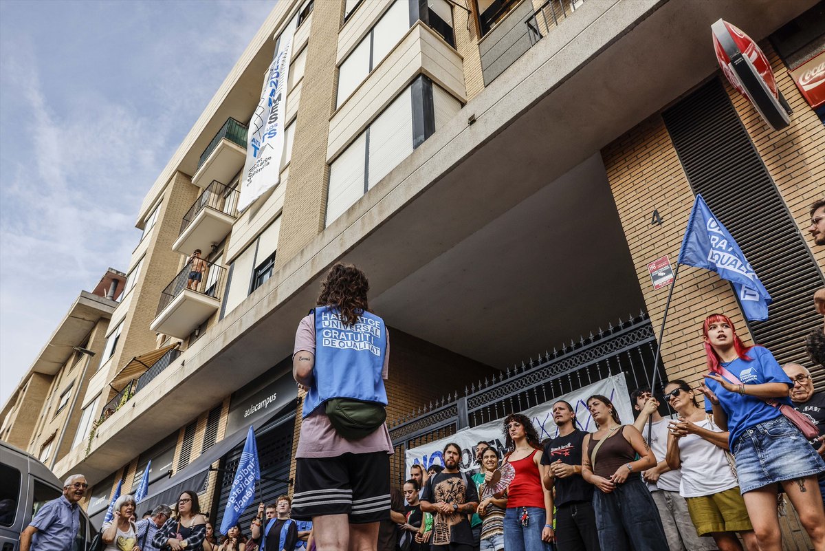 europapress's tweet photo. Una concentración trata de evitar el desahucio de Daniel González, profesor e investigador de la Universidad de Valencia. La protesta ha sido convocada en Burjassot por el Sindicat d'Habitatge https://t.co/J2NZw3Bl3f https://t.co/PxwUdoVkP0
