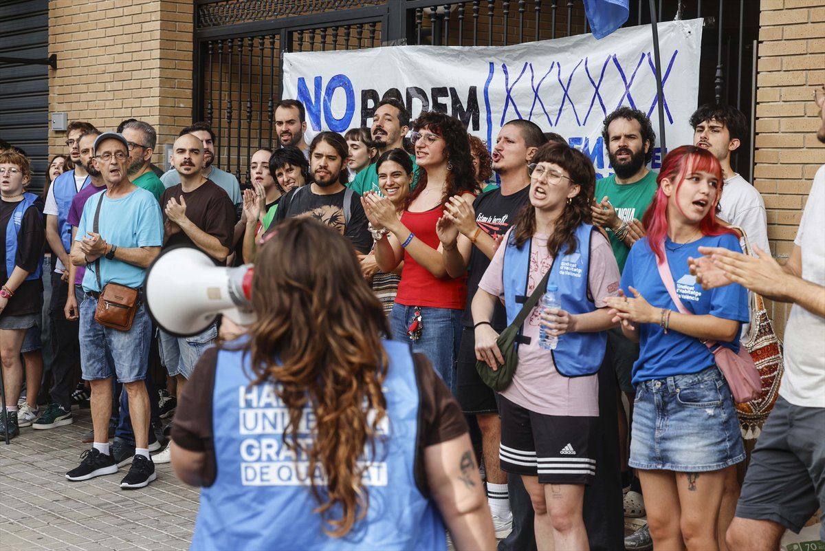 europapress's tweet photo. Una concentración trata de evitar el desahucio de Daniel González, profesor e investigador de la Universidad de Valencia. La protesta ha sido convocada en Burjassot por el Sindicat d'Habitatge https://t.co/J2NZw3Bl3f https://t.co/PxwUdoVkP0