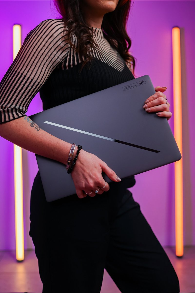 TechGirlZA's tweet photo. Photo shoot with the @ASUS_za ROG G16. Seriously considering buying the 14" version of this one... but they don't sell it in South Africa 🥲 https://t.co/IfiBoihSLa