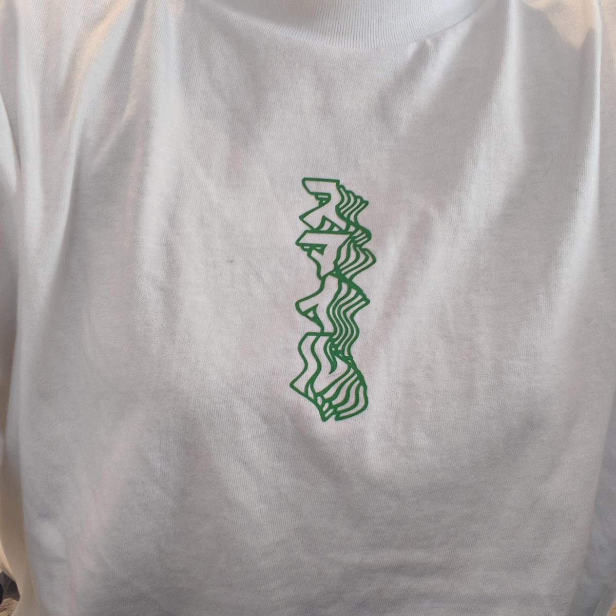 Taraco_kani's tweet photo. 本日スマイルTシャツで出勤！！
労働を終え帰ったらヤンタンブック届いてた！📻
や　っ　た　ぜ　😎 https://t.co/E3xNp2bsgL