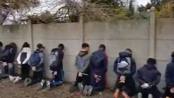 NaudinChristoph's tweet photo. Pour rappel, voilà comment la police traite les lycéens et lycéennes (décembre 2018 déjà ). Après on s’étonne… https://t.co/szVwkBpgO1
