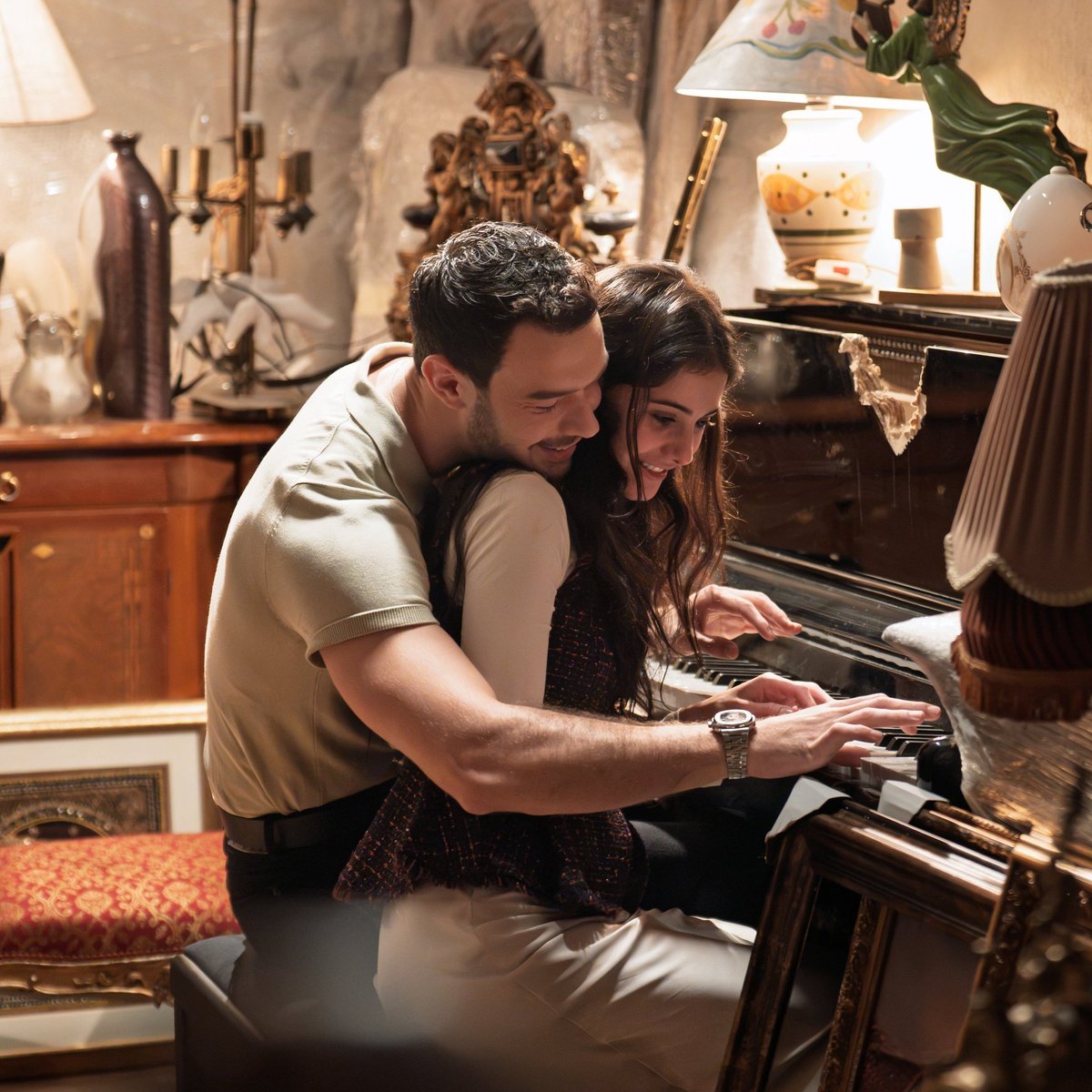 Afza2809's tweet photo. I can’t wait for this scene.  For now, I’m just going to enjoy this moment—look at them playing the piano together! 🫠🫠

And the chemistry here… the closeness, the way Erkan is leaning into Dicle from behind, his arm reaching around her as they play, both of them smiling and looking completely comfortable together. It feels so naturally intimate. They look like they’re completely in their own little world again.

I’m not going to let the episode summary bother me. One thing I can already see is that Dicle is stronger now. She’s not the same Dicle who will easily back down or give up. Not for İnci, not for Sinem, not for anyone.

#SevdiğimSensin | #DicEr
