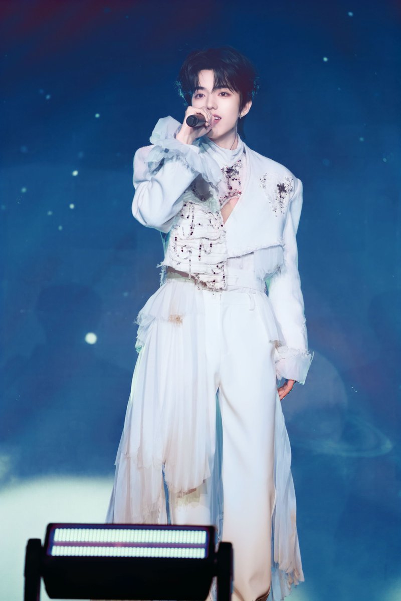 bambeechive's tweet photo. Day 2 exclusive memory unlocked 🔒
Captured tonight’s moon and starlight with my camera 💜💙 

#Ollie #Shuyuan https://t.co/YwTrZi3afF