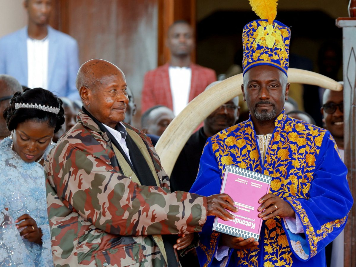 AJEnglish's tweet photo. Journalist Edward Rukidi Kijanangoma has been crowned king of Uganda’s Tooro Kingdom, a traditional monarchy plunged into grief and a succession dispute following the death of its “boy king” last month.

— in pictures https://t.co/IWE0EhvsjW https://t.co/eyJ4CRXive