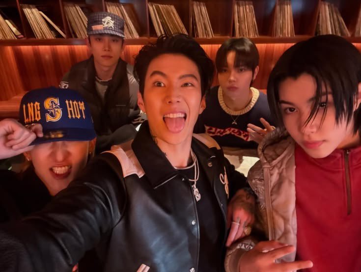 hannishang's tweet photo. bersyukur LNGSHOT punya bapak “JAYPARK” ngetraktir makanan hampir 20juta sendiri buat 4 anaknya, DLL. tinggal nyari ibunya aja ini gatau siapa, jadi buat yang bilang “LNGSHOT APA-APA SAMA BAPAKNYA” SHOTTIES malah seneng boy🤙🏻✌️ https://t.co/jx2BSddVtg