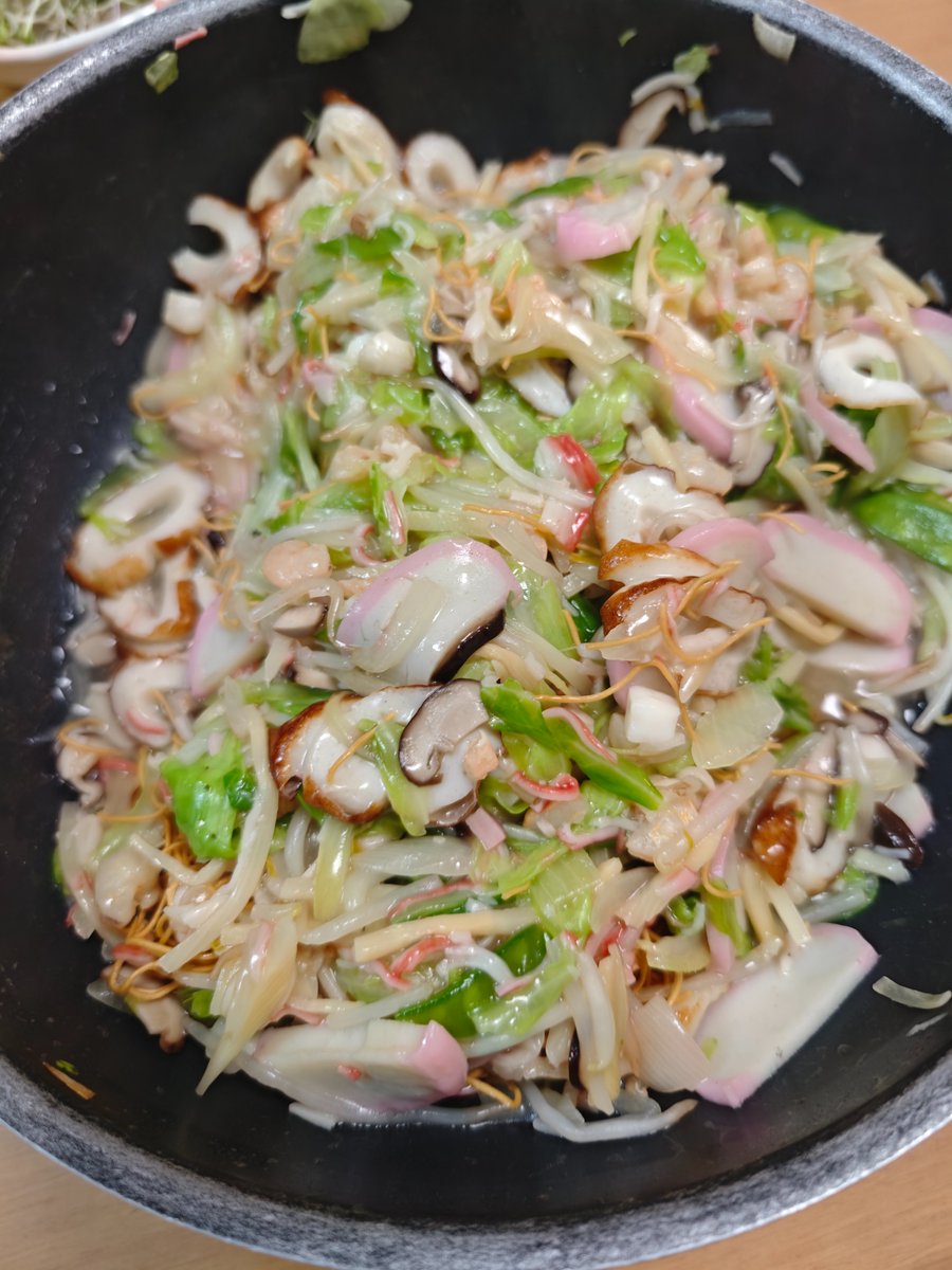 YRecipeYY's tweet photo. 今日は皿うどん
味が付いてるスープがあるから味付けとか考えないで単純に野菜とかを炒めるだけでいいから楽でいい

見た目悪いなｗ

#Yさんちの食卓 https://t.co/uOxS1TmjEh