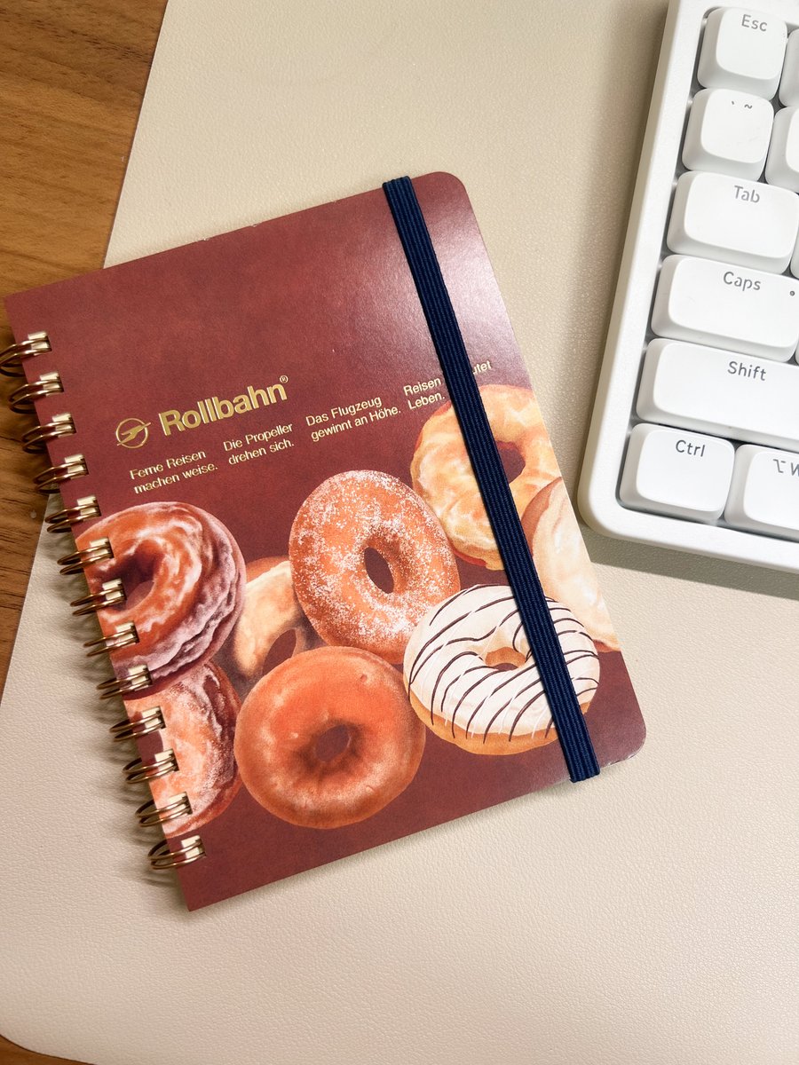 o_fuyusan's tweet photo. 買ってみたかったRollbahn🍩🤎

わりと昔からなんだけど、表の性格のわりには心の中で考えてるや思ってることがたくさんあるので、今更ながらジャーナリングてきな吐き出し用に購入✒️

買ってみたがそもそも文字にもおこせるかは怪しい🤨noteとかになる可能性もある笑 https://t.co/MlW1W2jh9D