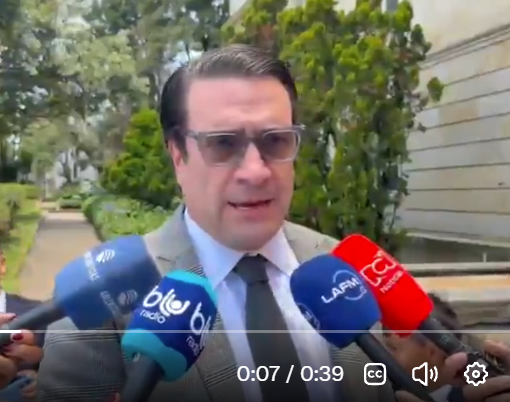 Matador000's tweet photo. El primerísimo primer tinterillo de la Nación: el prestigioso Dr. Churrias Cancino, (el que borró el historial de X antes de ser ministro). 

Aclara que sí van a peluquear la tutela, pero con el mismo corte de peluca y barba de Abelardo. 

Noticia en desarrollo.

@MinjusticiaCo https://t.co/T20sXt0FAP