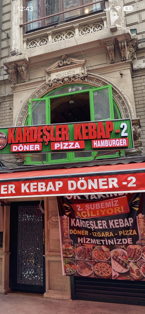 duzelistanbul's tweet photo. O yeşil ucube çerçeveyi o güzelim mermer cepheye nasıl uyuşturdun, ne cüret. İnanılmaz ya inanılmaz bir insafsızlık, bilinçsizlik.

Bu tarz restoranlar tek başına estetik problem değil, bu tip sunumlar varlıkları niteliği ile bölge değerini düşürüyor.

@IbbMiras @IBBcozummerkezi @BeyogluBld
