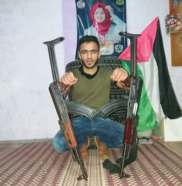 BasilTheGreat's tweet photo. 🚨NEWS: A Hamas jihadist has been found living in Northamptonshire, UK with everything paid for by the British taxpayer

Abu Wadee entered the country illegally and claimed asylum making it nigh on impossible for the Home Office to deport him

Scandalous https://t.co/ehPhamyOh8