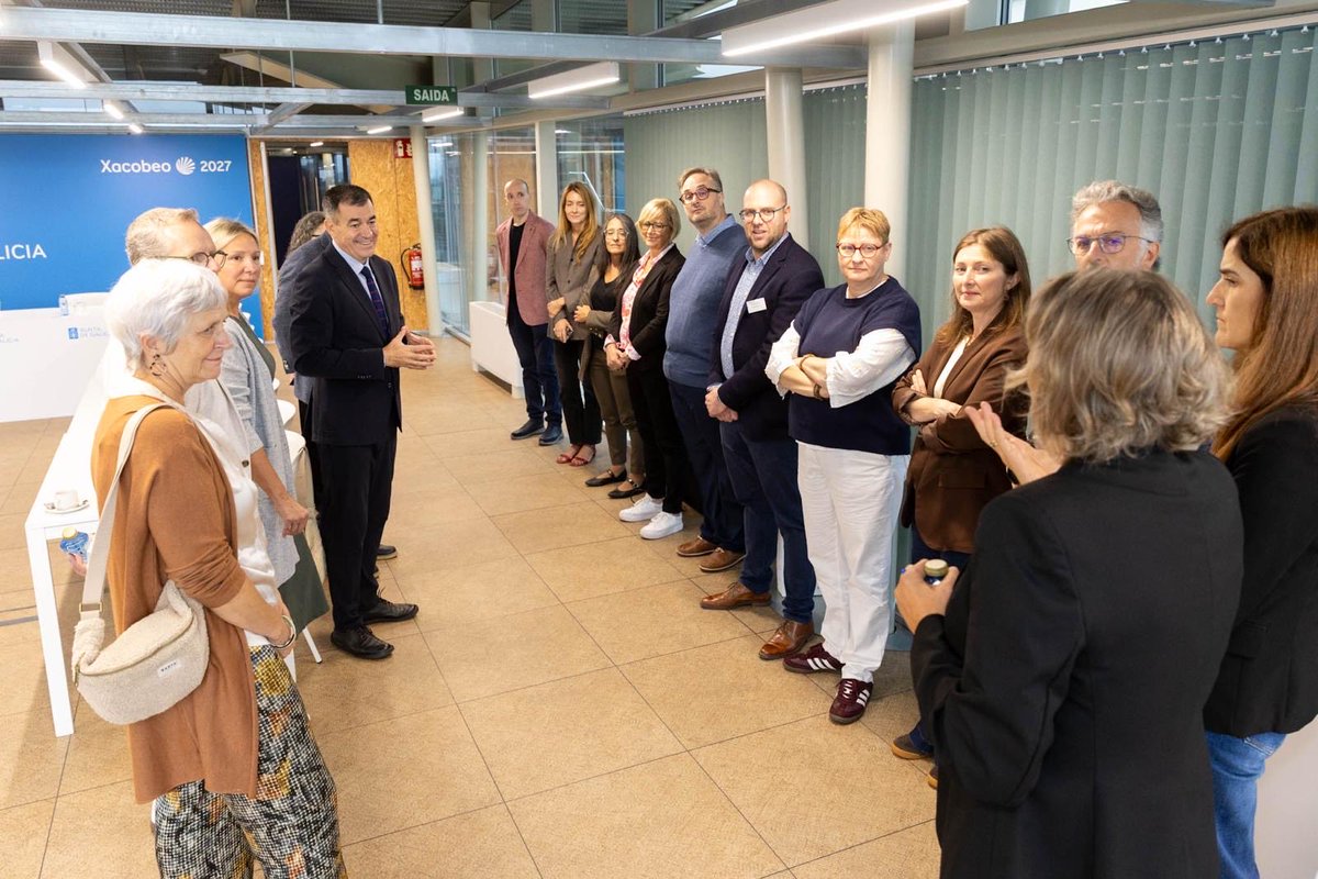 RomanLalin's tweet photo. Recibimos unha delegación do Instituto Interrede para a formación profesional continua da rexión de Valonia-Bruxelas.
Están esta semana para aprender da experiencia do @CAFIgalicia e compartir coñecementos sobre formación docente, inclusión e novas competencias dixitais https://t.co/LPH5E8jOGY