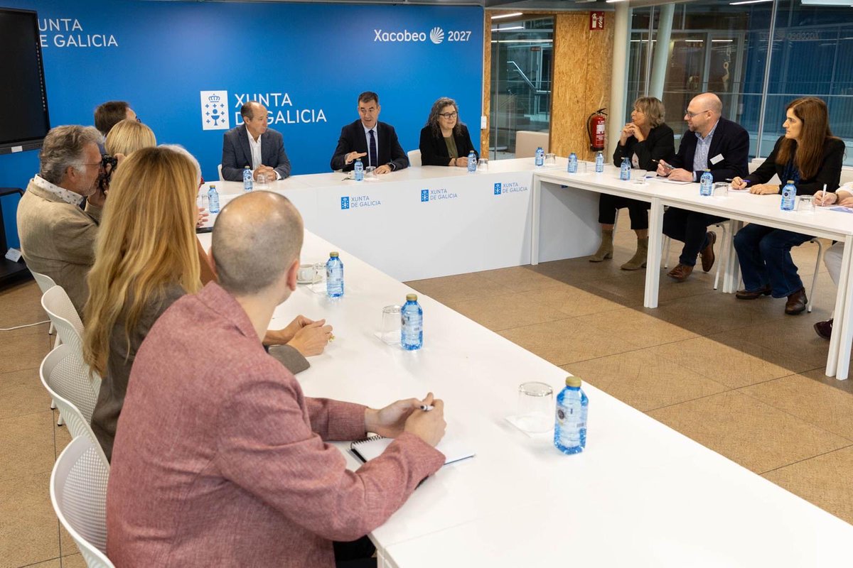 RomanLalin's tweet photo. Recibimos unha delegación do Instituto Interrede para a formación profesional continua da rexión de Valonia-Bruxelas.
Están esta semana para aprender da experiencia do @CAFIgalicia e compartir coñecementos sobre formación docente, inclusión e novas competencias dixitais https://t.co/LPH5E8jOGY