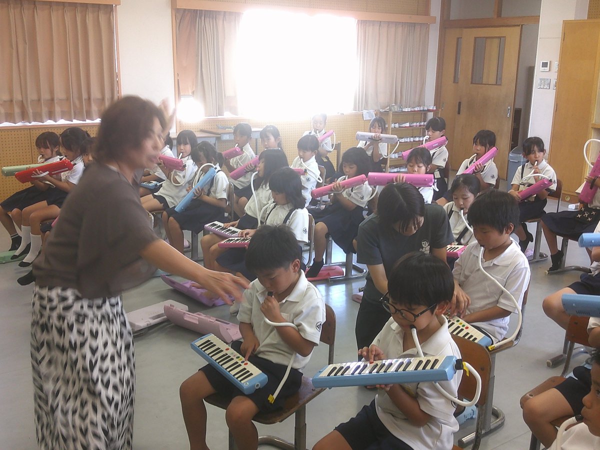 ooaira_esc's tweet photo. ２年生の音楽。鍵盤ハーモニカといえば「山のポルカ」初めて曲に出合い、初めて演奏してみました。先生の言うことをしっかり聞いて指番号（運指）を確かめながらゆっくりのテンポで演奏しています。「演奏できたひと～？」「は～い！」元気な声が聞こえてきました。 https://t.co/1FScMKAzks
