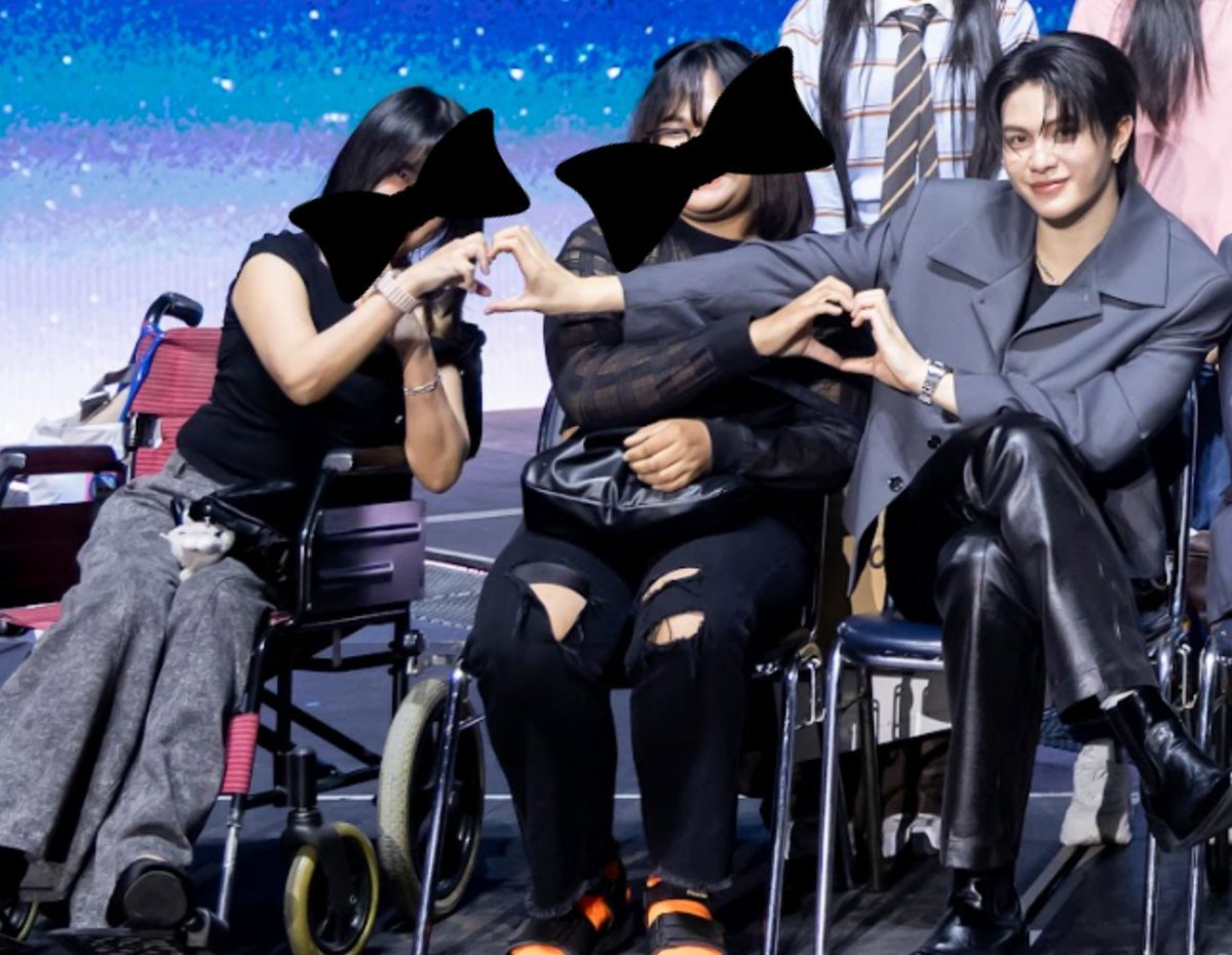 loving_fictions's tweet photo. When a physically diabled fan got a spot near william but was moved to the farther end and since she couldn't transfer to the seat because of her condition and hence she didn't say anything but william noticed this and so he extended his hands to make a heart with her as well 🥺 https://t.co/OoWMdjqR87