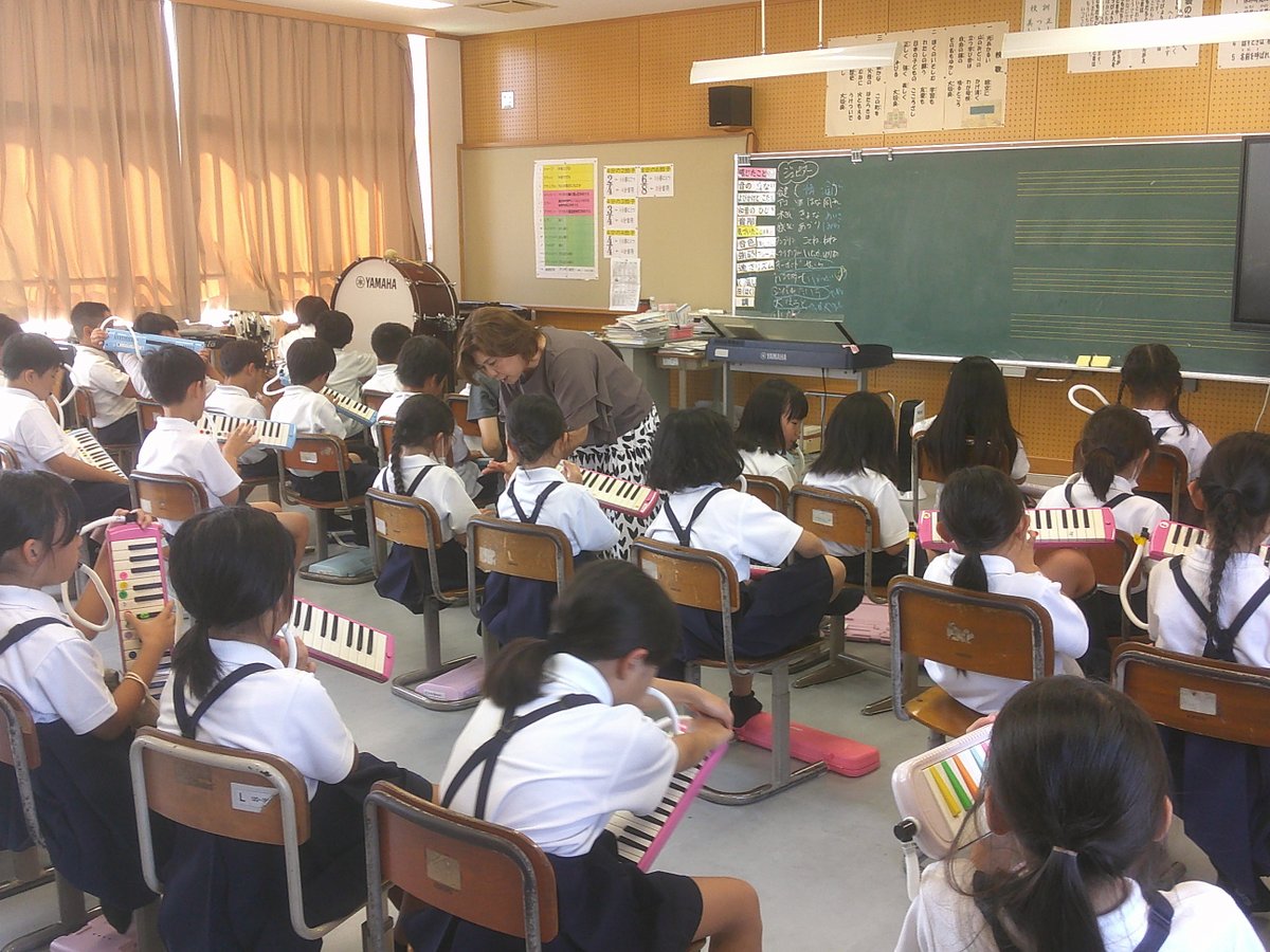 ooaira_esc's tweet photo. ２年生の音楽。鍵盤ハーモニカといえば「山のポルカ」初めて曲に出合い、初めて演奏してみました。先生の言うことをしっかり聞いて指番号（運指）を確かめながらゆっくりのテンポで演奏しています。「演奏できたひと～？」「は～い！」元気な声が聞こえてきました。 https://t.co/1FScMKAzks