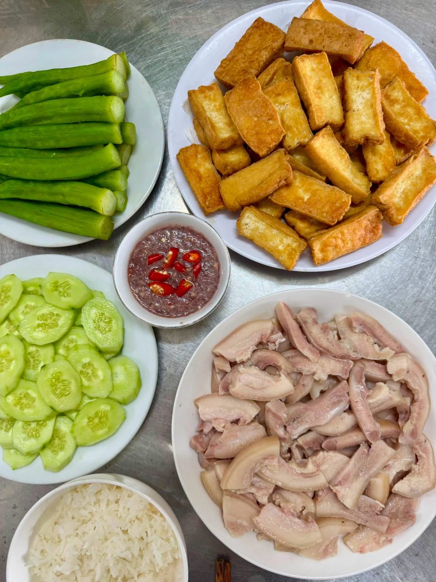 Louisb_crypto's tweet photo. Cơm chiều thứ 4 giản dị mà ngon 🍚
Thịt ba chỉ luộc mềm, đậu hũ chiên vàng giòn, đậu bắp + dưa leo mát, chấm mắm tôm ớt cay. Ăn một miếng là hết veo cả nồi cơm.
Ai chiều nay ăn gì? 😍
#ComChieu #Thu4 #AmThucNha #MamTom https://t.co/YNH8qv9WV0
