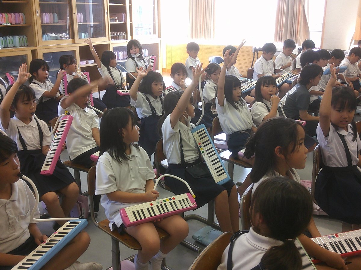 ooaira_esc's tweet photo. ２年生の音楽。鍵盤ハーモニカといえば「山のポルカ」初めて曲に出合い、初めて演奏してみました。先生の言うことをしっかり聞いて指番号（運指）を確かめながらゆっくりのテンポで演奏しています。「演奏できたひと～？」「は～い！」元気な声が聞こえてきました。 https://t.co/1FScMKAzks