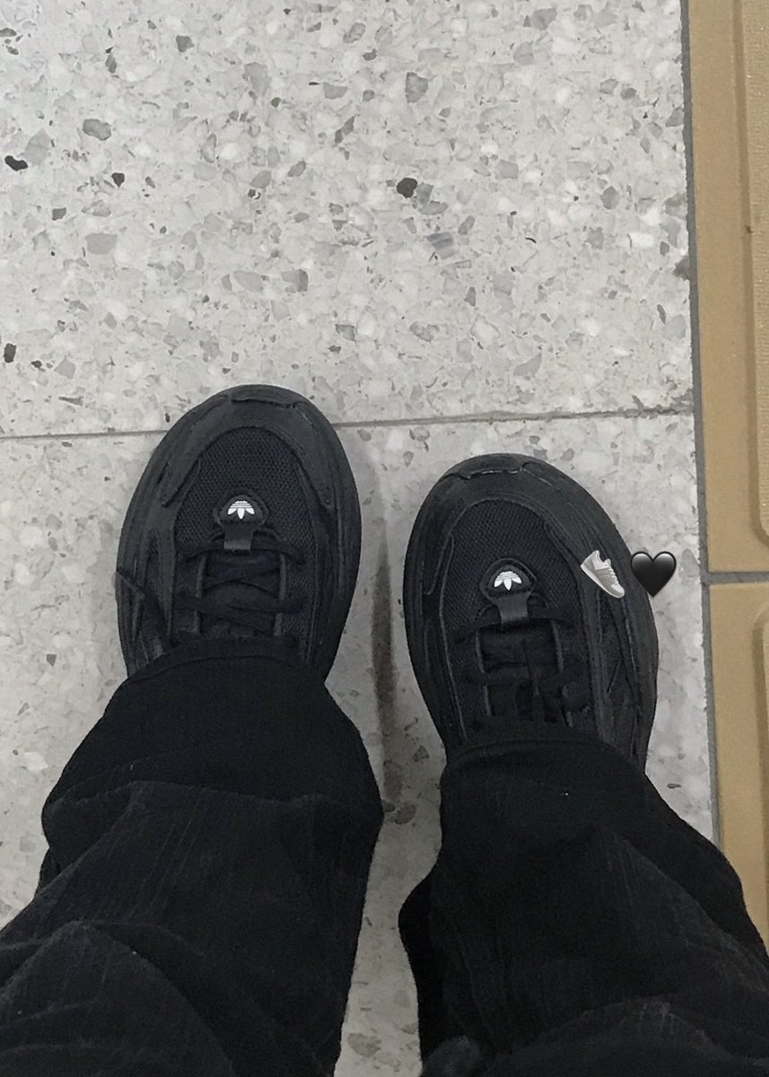 GyeolLook's tweet photo. #광고 #RT이벤트
질문이 정말 많았던 아디다스 오즈가이아👟🤍
쿠션이 엄청 폭신해서 족저근막염이 있거나 오래 걸어야 하는 분들에게 강추했던 신발인데, KREAM에서 무려 7만 원대에 구매 가능하대요 .. ♡ 

RT 해 주신 3 분에게 [ 5만 KREAM 포인트 ]를 드려요 👩🏻‍❤️‍💋‍👩🏻
🔗 https://t.co/AQabUqhqJy https://t.co/a8YJHRVB2U