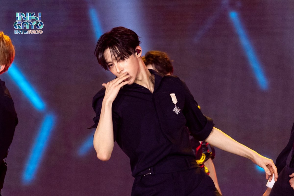 dubabboo's tweet photo. omg hao got a solo pic 😭😭😭 and its gorgeous too https://t.co/5rhuAm6WWI