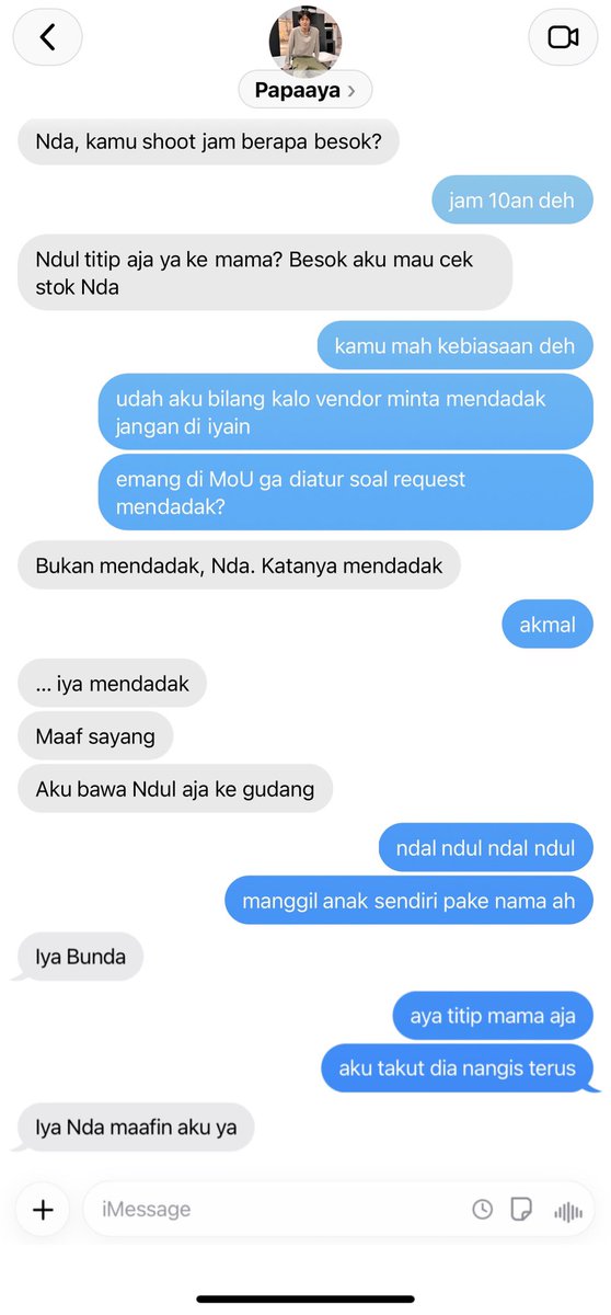 crazzyvi's tweet photo. #bapak penggiat toko jaga anaknya kalo #ibu lagi beraksi di kamera https://t.co/uMH1dpjrbA