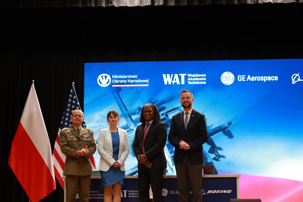 WAT_edu's tweet photo. W obecności Wicepremiera W. @KosiniakKamysz w @WAT_edu podpisano 30 września umowy wykonawcze pomiędzy #WAT a @GE_Aerospace oraz @Boeing dotyczące wykonania zobowiązań offsetowych 🇵🇱🇺🇸🚁 w ramach programu #Apache; fot. @MON_GOV_PL 
Rektor-Komendant @PWachulak: "W WAT utworzymy Centrum Szkoleniowe Śmigłowców Boeing AH-64E Apache Guardian i Laboratorium Zaawansowanych Struktur Kompozytowych. Jako certyfikowany ośrodek szkoleniowy zapewnimy infrastrukturę oraz doświadczoną kadrę instruktorską. Będziemy kształcić inżynierów i techników na potrzeby lotnictwa wojskowego. W szkoleniu teoretycznym i praktycznym wykorzystamy wirtualny trenażer, śmigłowiec oraz silnik szkoleniowy. W przyszłości naszym zadaniem będzie również certyfikowanie i utrzymanie procesu szkolenia lotniczego zgodnie z europejskimi wojskowymi wymaganiami zdatności do lotu EMAR. Akademia od 75 lat kształci personel inżynieryjno-lotniczy na kierunku lotnictwo i kosmonautyka na Wydziale Mechatroniki, Uzbrojenia i Lotnictwa. Podpisane umowy rozszerzają nasze kompetencje o szkolenia ściśle powiązane z wdrażaniem nowoczesnych śmigłowców.” 🚁👩‍🎓🧑‍🎓👨‍🔬