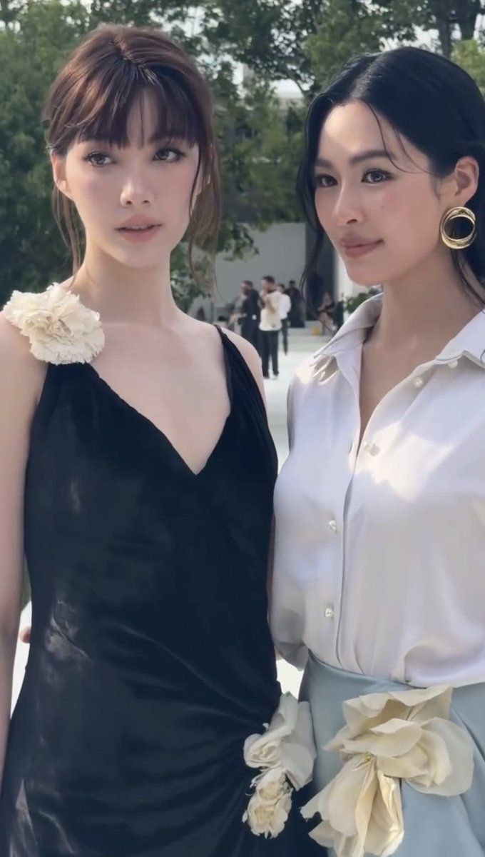 LingOrm_BH's tweet photo. This duo makes every Dior look unforgettable! 💎🌸

LINGORM BA DIOR AT PFW 
#DiorSummer27xLingOrm
#LinglingKwong #OrmKornnaphat 
#LingOrm #Dior #DiorSummer27 #PFW https://t.co/N3BDgHwM51