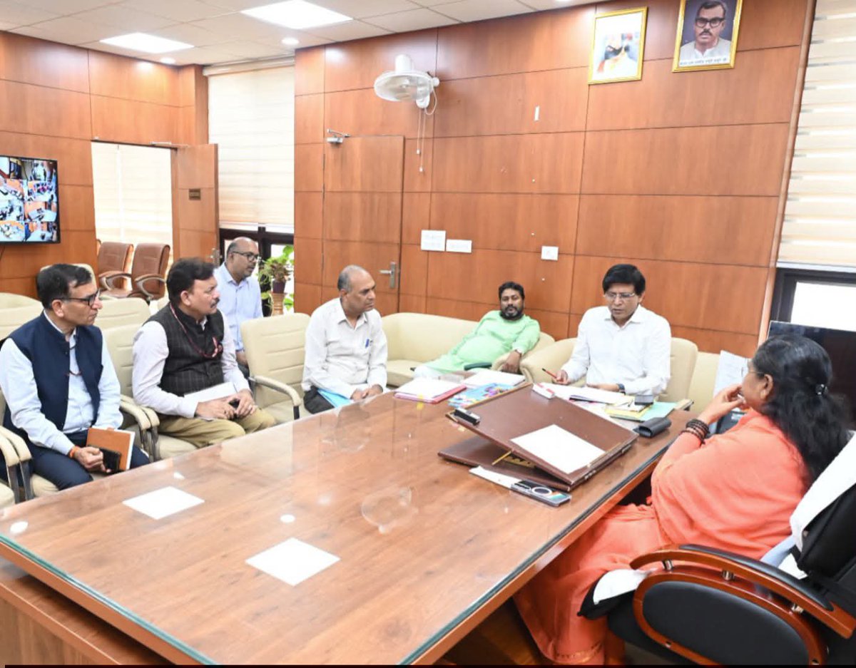 NCBC_INDIA's tweet photo. नई दिल्ली स्थित राष्ट्रीय पिछड़ा वर्ग आयोग कार्यालय में माननीय अध्यक्ष साध्वी निरंजन ज्योति जी ने भारत सरकार के इलेक्ट्रॉनिक्स एवं सूचना प्रौद्योगिकी मंत्रालय के वरिष्ठ अधिकारियों के साथ अन्य पिछड़ा वर्ग से संबंधित महत्वपूर्ण विषयों पर विस्तृत समीक्षा बैठक की।

बैठक में OBC आरक्षण से जुड़े प्रावधानों के प्रभावी क्रियान्वयन, सामाजिक एवं शैक्षिक रूप से पिछड़े वर्गों के हितों के संरक्षण तथा लंबित शिकायतों के समयबद्ध निस्तारण की प्रगति की समीक्षा की गई।

माननीय अध्यक्ष जी ने संबंधित अधिकारियों को आरक्षण संबंधी निर्धारित प्रावधानों का पूर्ण अनुपालन सुनिश्चित करने तथा लंबित प्रकरणों का संवेदनशीलता एवं प्राथमिकता के साथ शीघ्र निराकरण करने के निर्देश दिए।