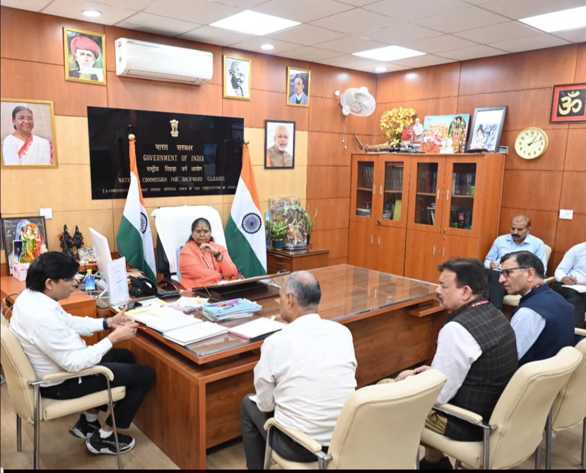NCBC_INDIA's tweet photo. नई दिल्ली स्थित राष्ट्रीय पिछड़ा वर्ग आयोग कार्यालय में माननीय अध्यक्ष साध्वी निरंजन ज्योति जी ने भारत सरकार के इलेक्ट्रॉनिक्स एवं सूचना प्रौद्योगिकी मंत्रालय के वरिष्ठ अधिकारियों के साथ अन्य पिछड़ा वर्ग से संबंधित महत्वपूर्ण विषयों पर विस्तृत समीक्षा बैठक की।

बैठक में OBC आरक्षण से जुड़े प्रावधानों के प्रभावी क्रियान्वयन, सामाजिक एवं शैक्षिक रूप से पिछड़े वर्गों के हितों के संरक्षण तथा लंबित शिकायतों के समयबद्ध निस्तारण की प्रगति की समीक्षा की गई।

माननीय अध्यक्ष जी ने संबंधित अधिकारियों को आरक्षण संबंधी निर्धारित प्रावधानों का पूर्ण अनुपालन सुनिश्चित करने तथा लंबित प्रकरणों का संवेदनशीलता एवं प्राथमिकता के साथ शीघ्र निराकरण करने के निर्देश दिए।