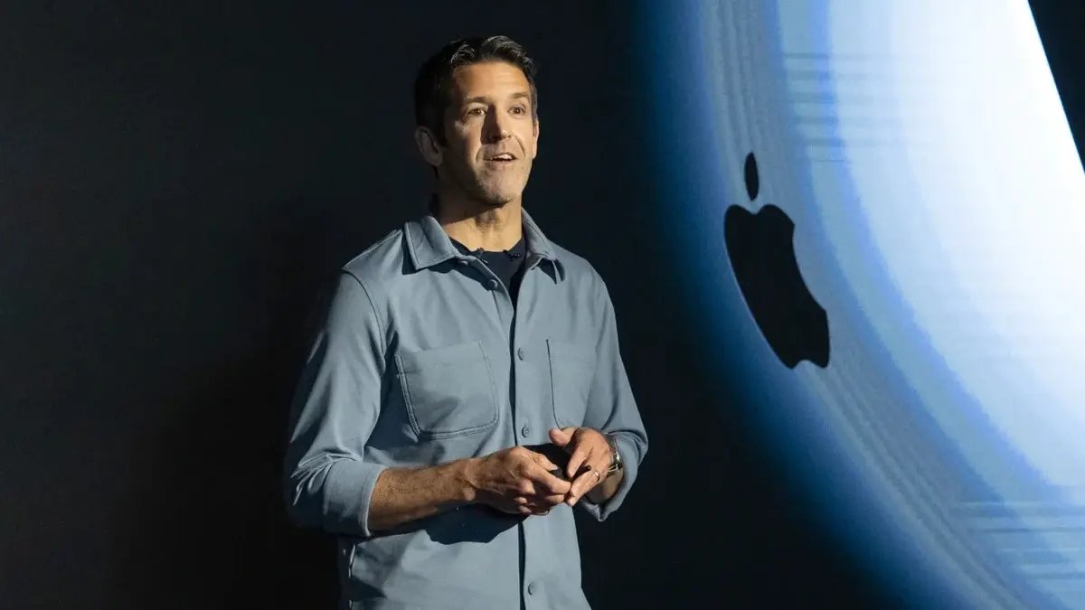 webtekno's tweet photo. Apple’ın yeni CEO’su John Ternus, gelir gelmez Apple'ı değiştirmeye başladı. İşten çıkarmalar başlıyor!

Ternus şirketi daha hızlı ve daha küçük bir organizasyona dönüştürmek istiyor.

📌 Ürün lansmanları belirli dönemlere bağlı kalmadan yıl geneline yayılacak.

📌 Bürokrasi ve orta kademe yönetici sayısı azaltılacak.

📌 Apple, daha az çalışanla daha fazla verim hedefliyor.

📌 Siri, Vision Pro, yapay zekâ ve Fitness+ ekiplerinde işten çıkarmalar başladı.

📌 2027’de bütçe ve pazarlama artışları kısıtlanacak.