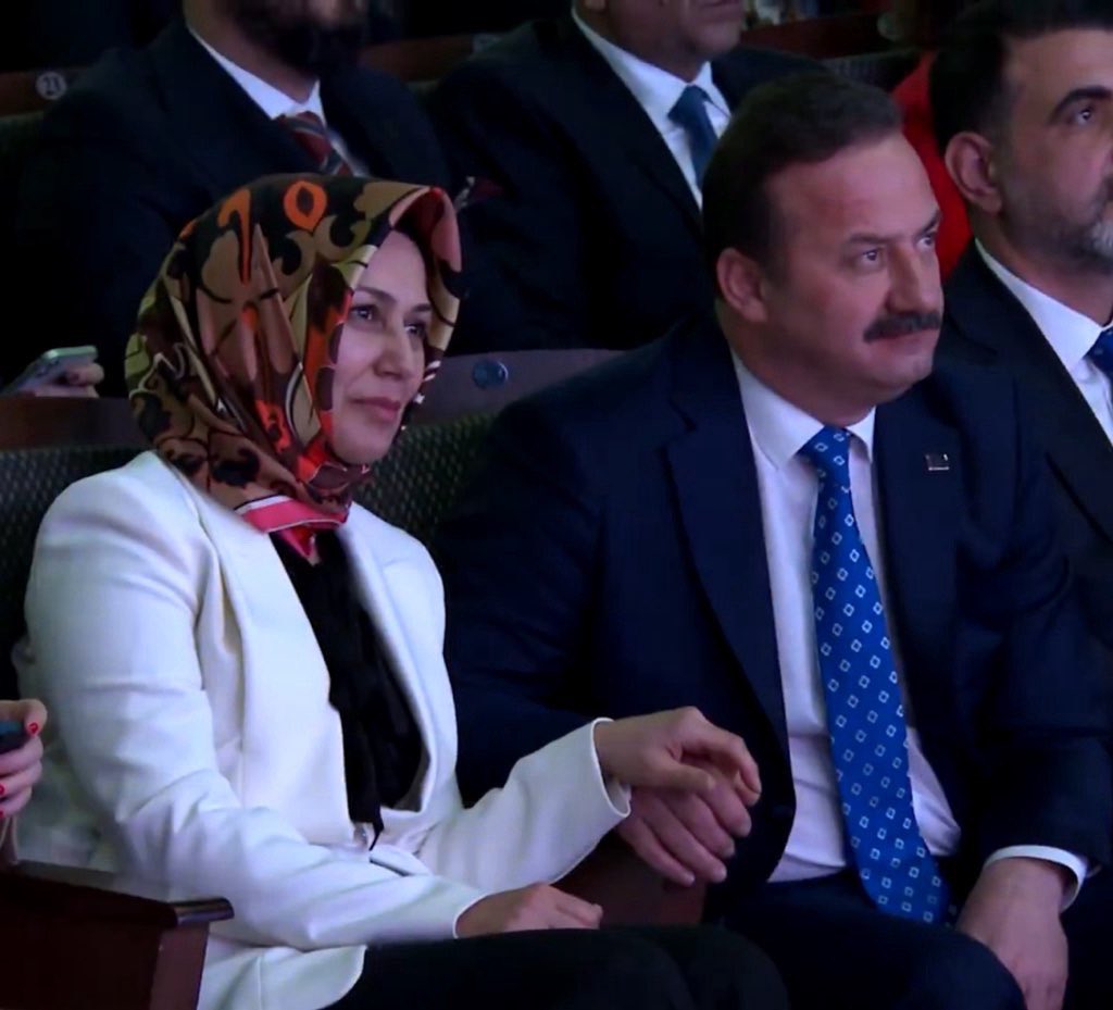 tugtekinnalp's tweet photo. Ak partililerin gündemi değiştirmek için “başörtüsü düşmanı” diyerek yaftalamaya çalıştıkları adam ve kıymetli eşi: https://t.co/Em4UTaFHNG