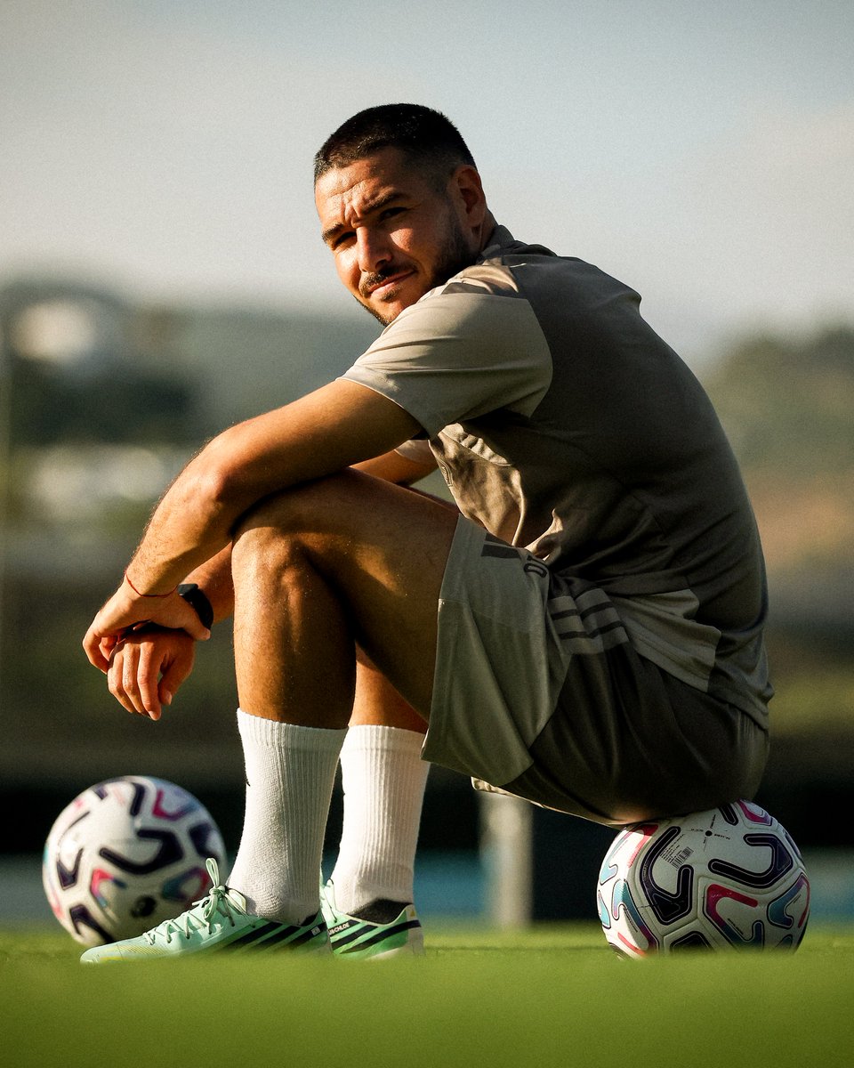 AstonVilla's tweet photo. 🎶 Emi Buendía, from Argentina 🎶 https://t.co/eo8Dt8sTMV