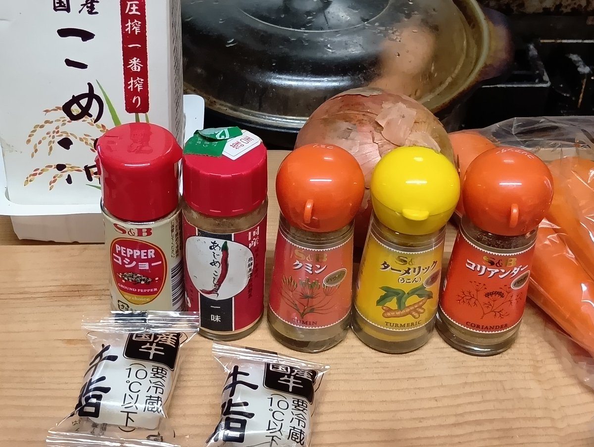 vendospriggina's tweet photo. これに小麦粉と豚肉で作る。小麦粉と牛脂でギィっぽく炒めて水で延ばしてスパイスと野菜投入し肉を加える。絶望的に不味い。 https://t.co/qy7nu2xbRX