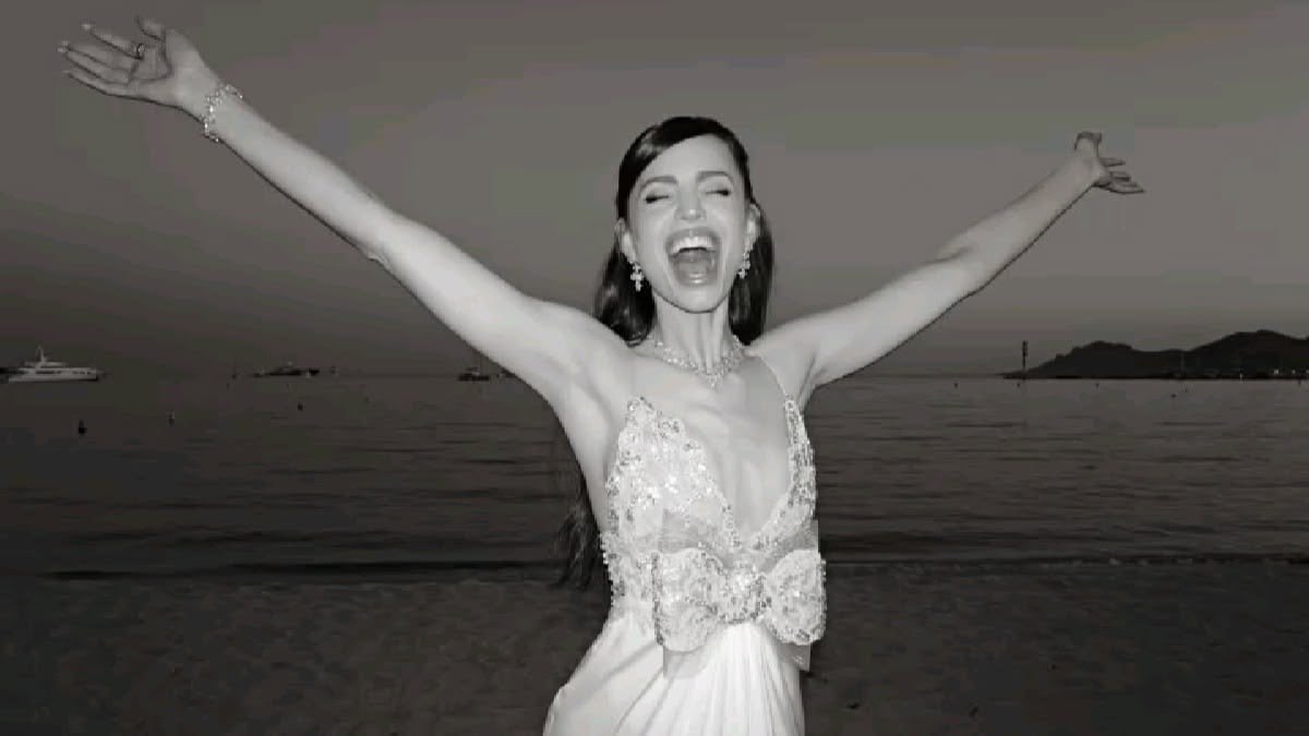 Charts_sofia's tweet photo. Sofia Carson, […] who has starred in four films that have reached the world’s number one on Netflix […] The magazine @TIME will bring the chosen ones together on October 27th in Miami, at a reception in which Carson will attends ♥️ https://t.co/iITQTkRcbp