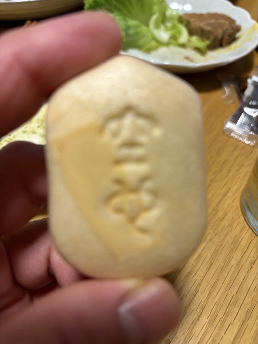 Satoot3a's tweet photo. 贔屓にさせていただいている焼肉屋のマスターと和菓子談義で盛り上がったら空也もなかいただいた。ありがとマスター、要求したわけじゃないよ🤭こんなん、ペロリですわ。美味い😋
#空也もなか https://t.co/iuYvGp6FyL