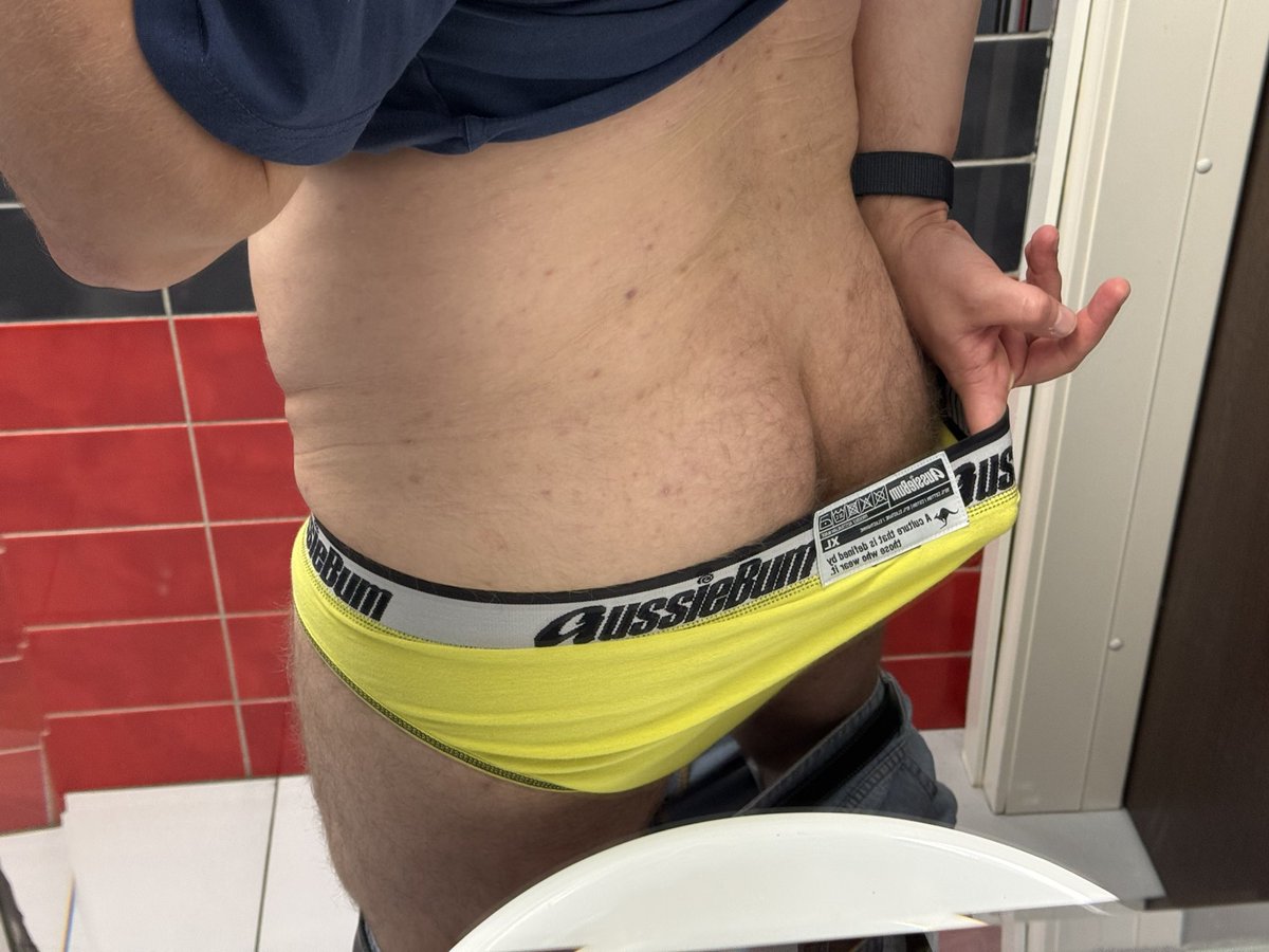 hotshugarbear's tweet photo. Не пошел бы фоткать жопу, так не узнал бы, что труселя наизнанку. Стыдоба то какая! Вдруг кто увидит! https://t.co/88yLDX92us