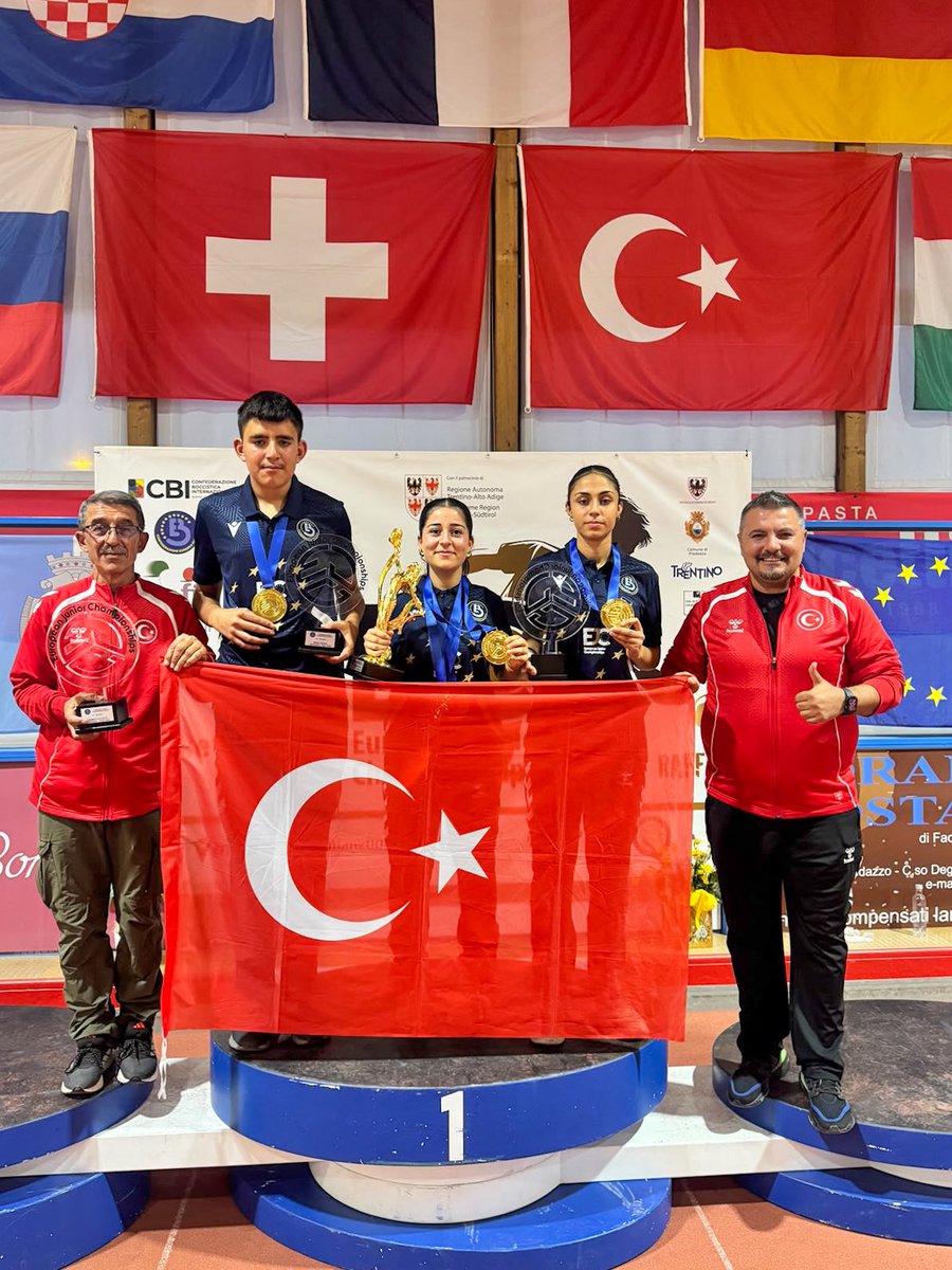bingolbel's tweet photo. 🇹🇷 Avrupa’nın zirvesinde Bingöl imzası!

Bingöl Belediye Yaşam Spor Kulübü sporcularımız Elif Aday ve Zilan Atilla, Gençler Avrupa Raffa Şampiyonası’nda elde ettikleri derecelerle önemli bir başarıya imza attı.

🥇 Elif Aday ve Zilan Atilla — Çiftler Avrupa Şampiyonu
🥇 Zilan Atilla — Mix Avrupa Şampiyonu
🥇 Zilan Atilla — Raffa Altın Nokta Avrupa Şampiyonu

Sporcularımızın başarısıyla bayrağımız üç kez göndere çekildi, İstiklal Marşımız üç kez Avrupa’da yankılandı. 🇹🇷

Sporcularımızı ve Antrenörümüz Eda Sayak’ı tebrik ediyor, başarılarının devamını diliyoruz.