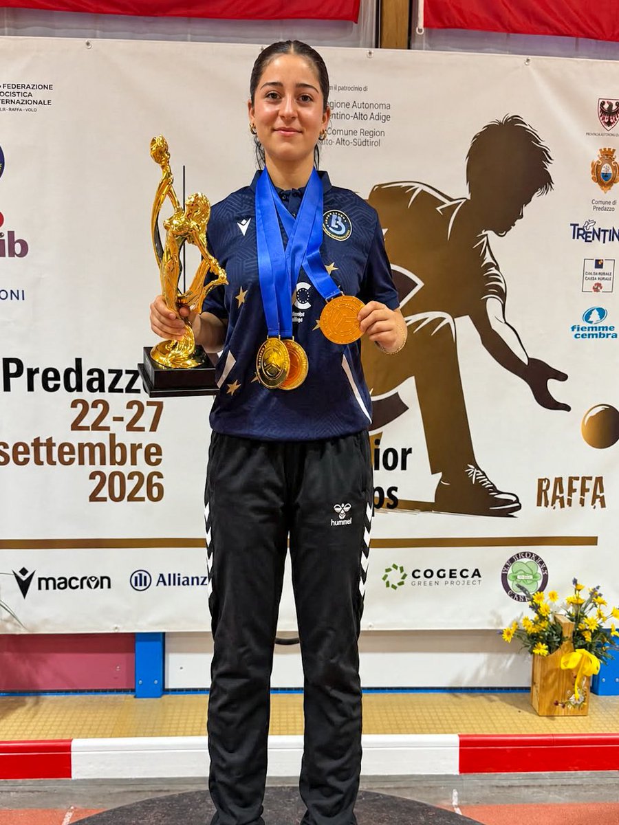 bingolbel's tweet photo. 🇹🇷 Avrupa’nın zirvesinde Bingöl imzası!

Bingöl Belediye Yaşam Spor Kulübü sporcularımız Elif Aday ve Zilan Atilla, Gençler Avrupa Raffa Şampiyonası’nda elde ettikleri derecelerle önemli bir başarıya imza attı.

🥇 Elif Aday ve Zilan Atilla — Çiftler Avrupa Şampiyonu
🥇 Zilan Atilla — Mix Avrupa Şampiyonu
🥇 Zilan Atilla — Raffa Altın Nokta Avrupa Şampiyonu

Sporcularımızın başarısıyla bayrağımız üç kez göndere çekildi, İstiklal Marşımız üç kez Avrupa’da yankılandı. 🇹🇷

Sporcularımızı ve Antrenörümüz Eda Sayak’ı tebrik ediyor, başarılarının devamını diliyoruz.