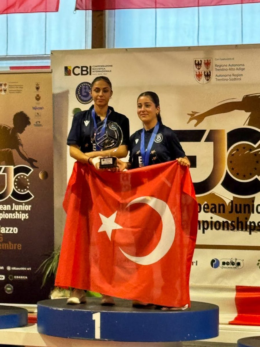 bingolbel's tweet photo. 🇹🇷 Avrupa’nın zirvesinde Bingöl imzası!

Bingöl Belediye Yaşam Spor Kulübü sporcularımız Elif Aday ve Zilan Atilla, Gençler Avrupa Raffa Şampiyonası’nda elde ettikleri derecelerle önemli bir başarıya imza attı.

🥇 Elif Aday ve Zilan Atilla — Çiftler Avrupa Şampiyonu
🥇 Zilan Atilla — Mix Avrupa Şampiyonu
🥇 Zilan Atilla — Raffa Altın Nokta Avrupa Şampiyonu

Sporcularımızın başarısıyla bayrağımız üç kez göndere çekildi, İstiklal Marşımız üç kez Avrupa’da yankılandı. 🇹🇷

Sporcularımızı ve Antrenörümüz Eda Sayak’ı tebrik ediyor, başarılarının devamını diliyoruz.