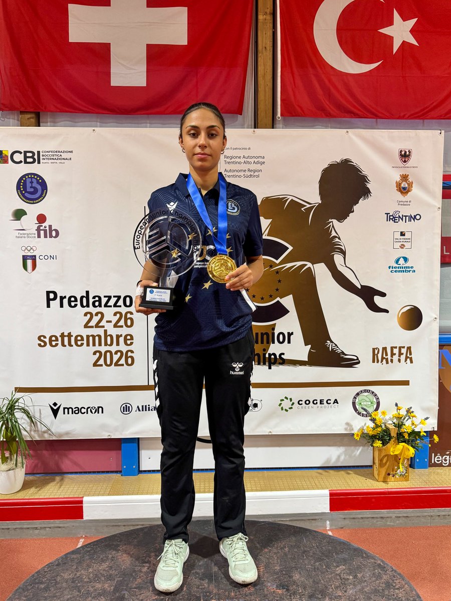 bingolbel's tweet photo. 🇹🇷 Avrupa’nın zirvesinde Bingöl imzası!

Bingöl Belediye Yaşam Spor Kulübü sporcularımız Elif Aday ve Zilan Atilla, Gençler Avrupa Raffa Şampiyonası’nda elde ettikleri derecelerle önemli bir başarıya imza attı.

🥇 Elif Aday ve Zilan Atilla — Çiftler Avrupa Şampiyonu
🥇 Zilan Atilla — Mix Avrupa Şampiyonu
🥇 Zilan Atilla — Raffa Altın Nokta Avrupa Şampiyonu

Sporcularımızın başarısıyla bayrağımız üç kez göndere çekildi, İstiklal Marşımız üç kez Avrupa’da yankılandı. 🇹🇷

Sporcularımızı ve Antrenörümüz Eda Sayak’ı tebrik ediyor, başarılarının devamını diliyoruz.