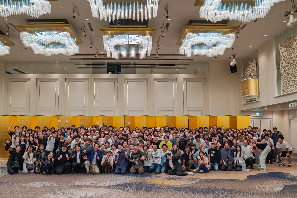 ariyoshinokabe's tweet photo. 有吉の壁 レギュラー最終回ありがとうございました!
2020年4月に絶対レギュラー化は無理！
どうせゴールデンに行ってゲームとかグルメに迷走する
とか色々言われ
挙げ句の果てにはコロナが激突して本当に苦難の連続で始まりましたが、
どんな時も芸人さん達が面白いネタを毎週出してくださってくれたおかげで、
水曜よる7時という時間帯で6年半もの間、お笑い一本で放送させていただくことができました。
応援してくださった
テレビの前の皆さんには本当に感謝しかありません。

レギュラー放送は終わりますが
早速年末には特番、Huluでは有吉監督の「アドリブシリーズ」最新作の制作が決定しています。
形は変わりますが、
これからも芸人さん達が主役！という精神だけは変えずにお届けすることを誓います！

6年半本当にありがとうございました!
じろうさんは青森には帰しません!