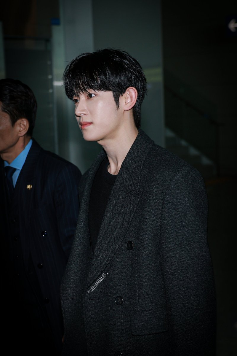 siwoo_krfn's tweet photo. 코트가 너무 잘 어울리는 가을 남자

#PARKSIWOO
#PARKSIWOOPFWSS27 https://t.co/H1ZtX6Obvi