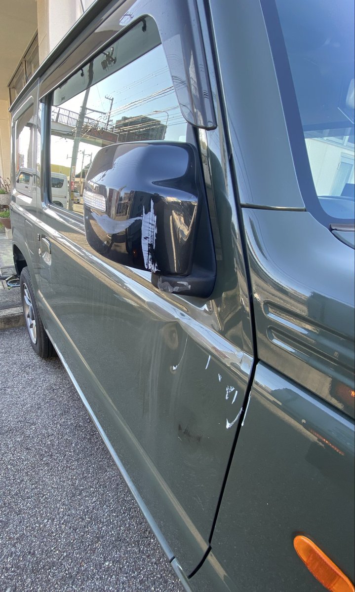 MirokuGM's tweet photo. 会社の駐車場に停めてた愛車がぁぁぁー、
当てられたーっ！

ん？コレってもしや‥
カウントダウンライヴ、
当たる！という、御告げか！😆 https://t.co/eFdUvpdXpY