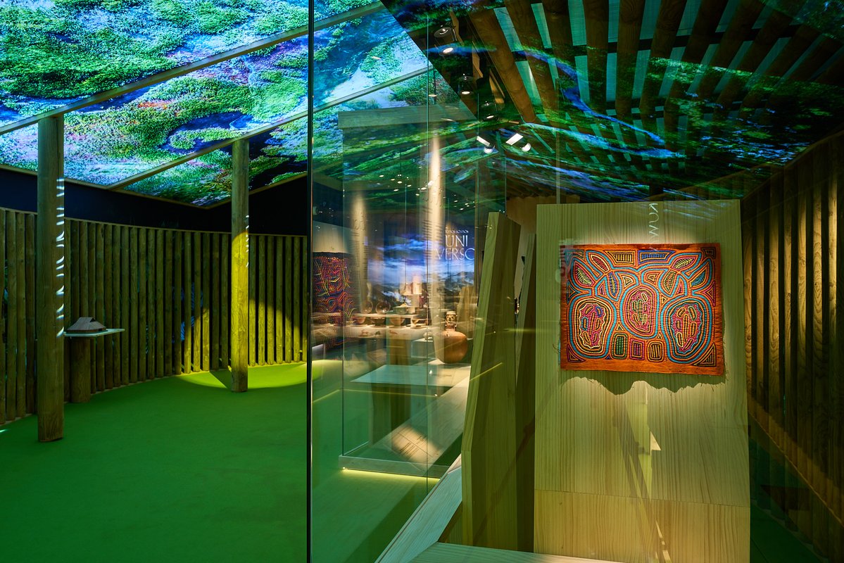 marqalicante's tweet photo. Sala I, evoca una casa o “maloca”, que alhora és reflex de l'univers. S'hi exhibeixen recipients de ceràmica que són a la vegada casa i cos humà, així com nombroses aus, plantes i animals d'orfebreria que ens recorden l'extraordinària biodiversitat de Colòmbia
#MARQColombia https://t.co/5571j3TQfS