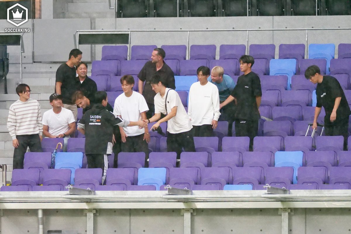 SoccerKingJP's tweet photo. 🇯🇵取材記事🏹
森保一監督「もしかしたら呼ぶかもね」3日前に広島で交わした言葉が現実に…日本代表に追加招集の荒木隼人「本当にこういう形になるとは」
https://t.co/2iJvoZDx1X

🗣️編集部より
「エディオンピースウイング広島で行われたベネズエラ戦。荒木は日本代表の前日練習を見学していました」 https://t.co/0lzHgCqiBE