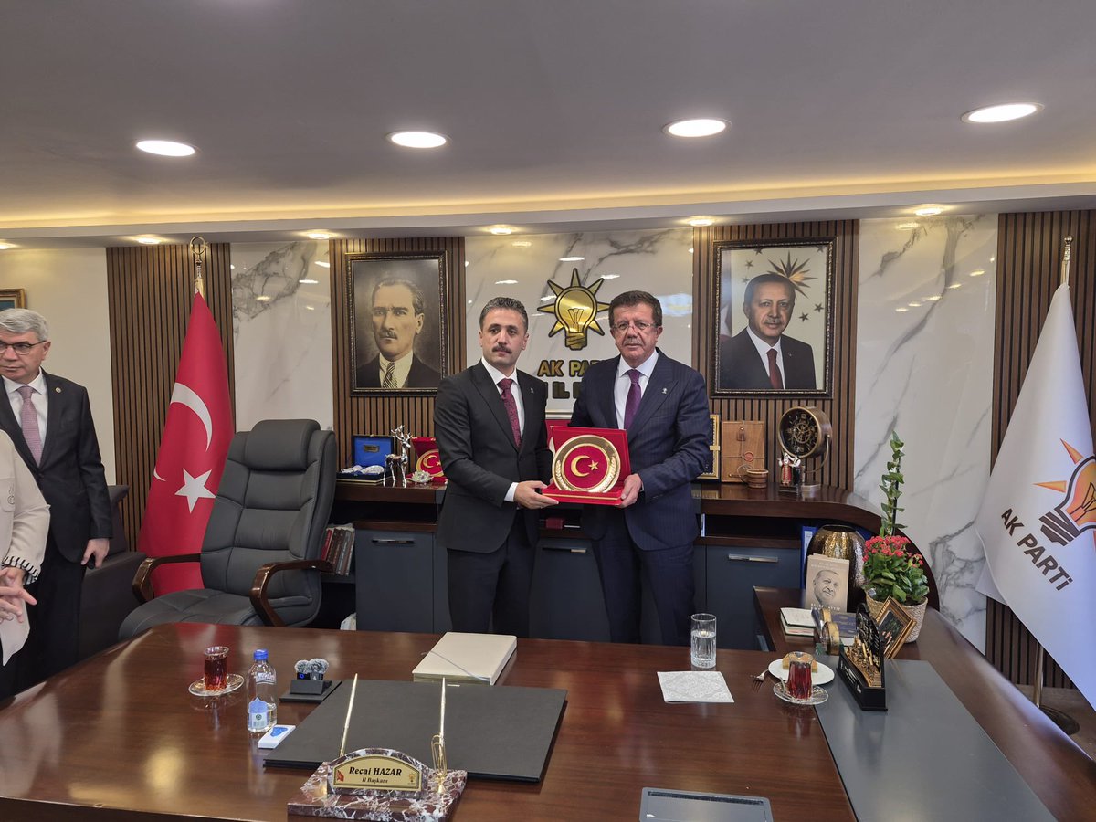 ZeybekciNihat's tweet photo. 📍 AK Parti Tunceli İl Başkanlığı

Türkiye Yüzyılı Buluşmalarımız kapsamında Tunceli İl Başkanlığımızı ziyaret ederek teşkilatımızla bir araya geldik.

İl Başkanımız Sayın Recai Hazar’a ve tüm teşkilat mensuplarımıza samimi karşılamaları, emekleri ve gayretleri için teşekkür ediyorum.

Milletimize hizmet yolunda aynı inanç ve kararlılıkla, omuz omuza yürümeye devam ediyoruz